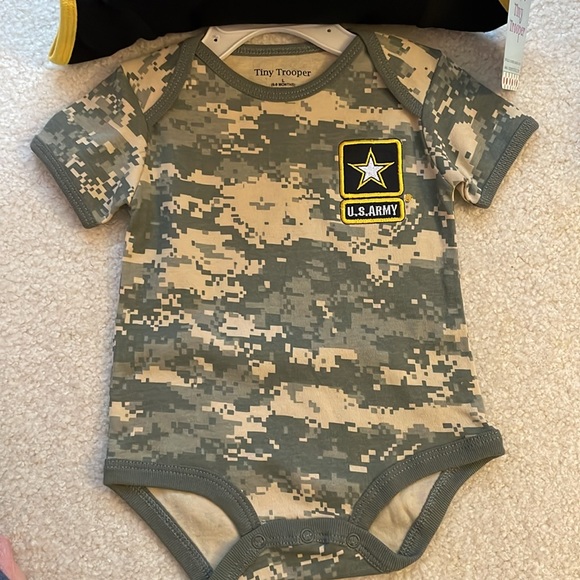 NWT | U.S. Army Infant Onesies Set, Size L (6-9 mos) - Picture 3 of 3